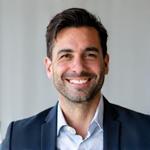 Head Coach David García sonriendo.